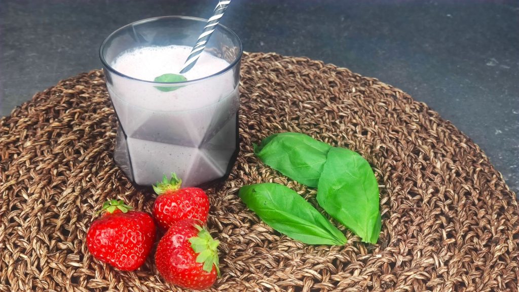Milk-shake à la fraise et au basilic