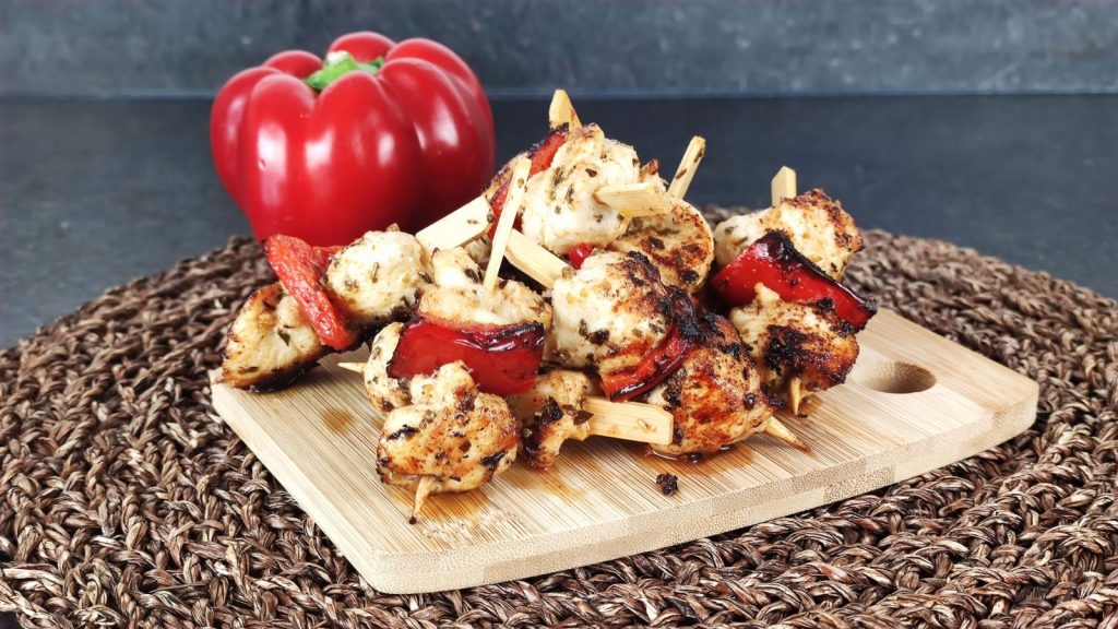 Minis-brochettes de poulet et poivrons confits