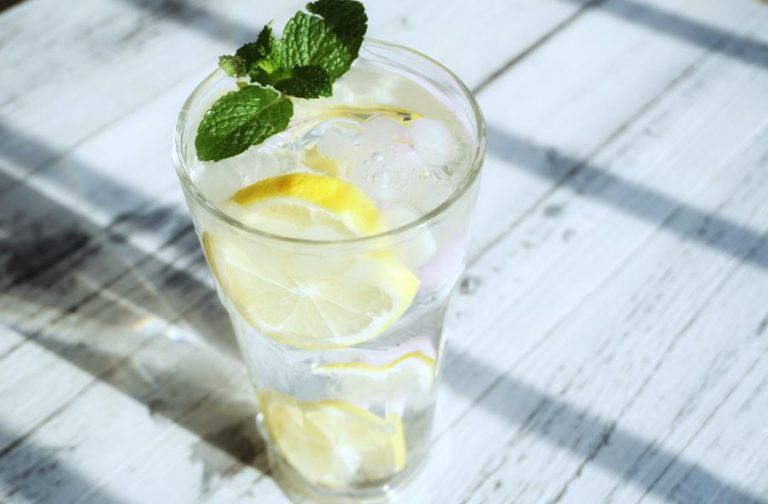 Citronnade givrée à la menthe