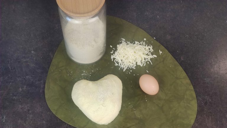Pâte à pizza à la mozzarella râpé
