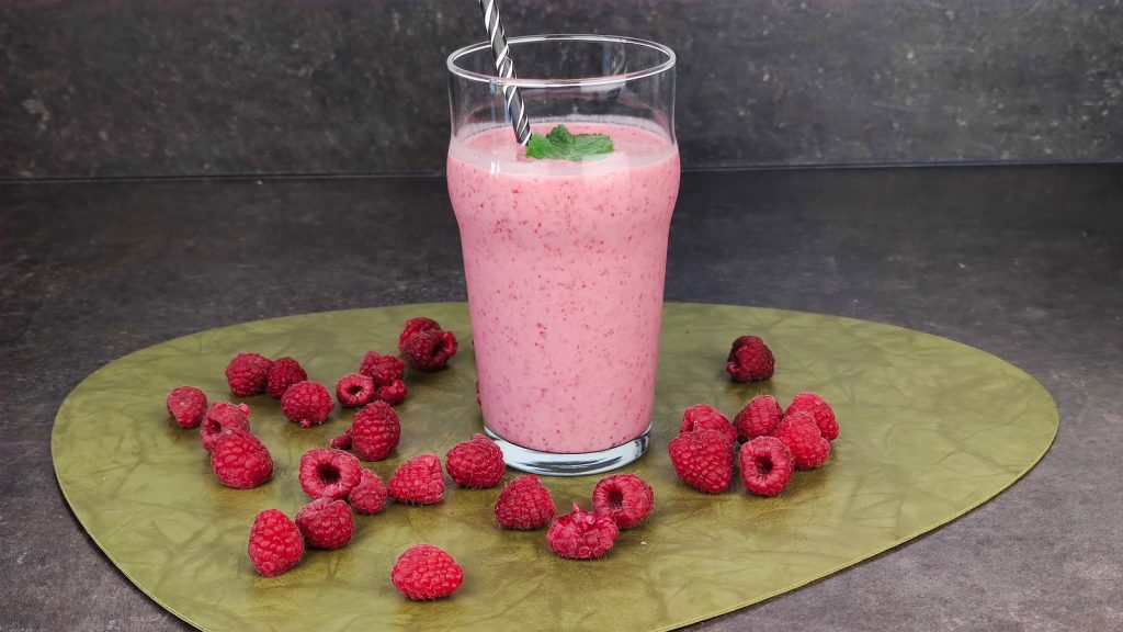 Milk-shake à la framboise et lait de coco