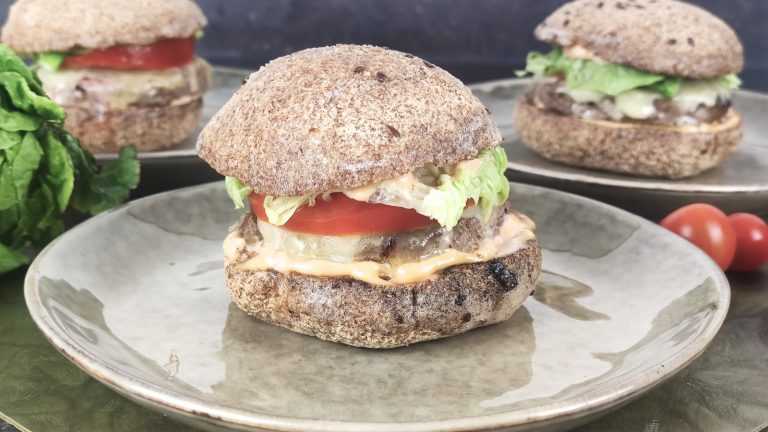 Burger au Comté et sauce Sriracha